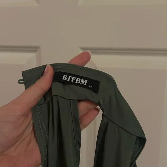 Elegant Green Sleeveless Dress - Picture 4 of 4